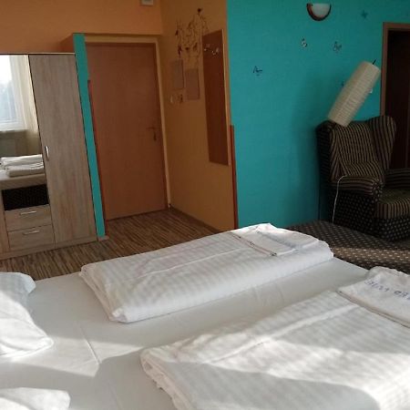 Hotel Hubert Nové Zámky Exteriör bild