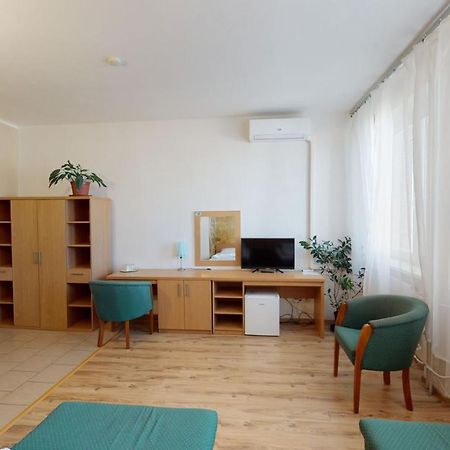 Hotel Hubert Nové Zámky Exteriör bild