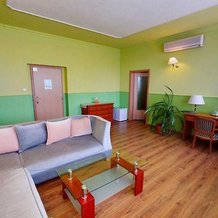 Hotel Hubert Nové Zámky Exteriör bild