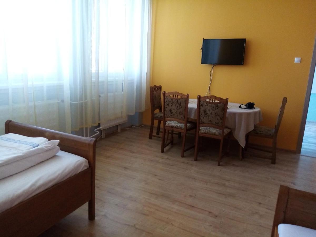 Hotel Hubert Nové Zámky Exteriör bild