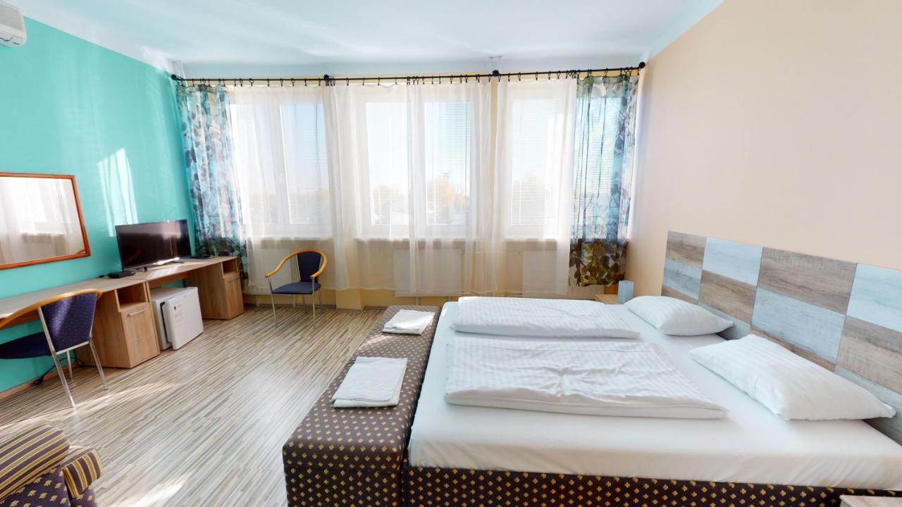 Hotel Hubert Nové Zámky Exteriör bild