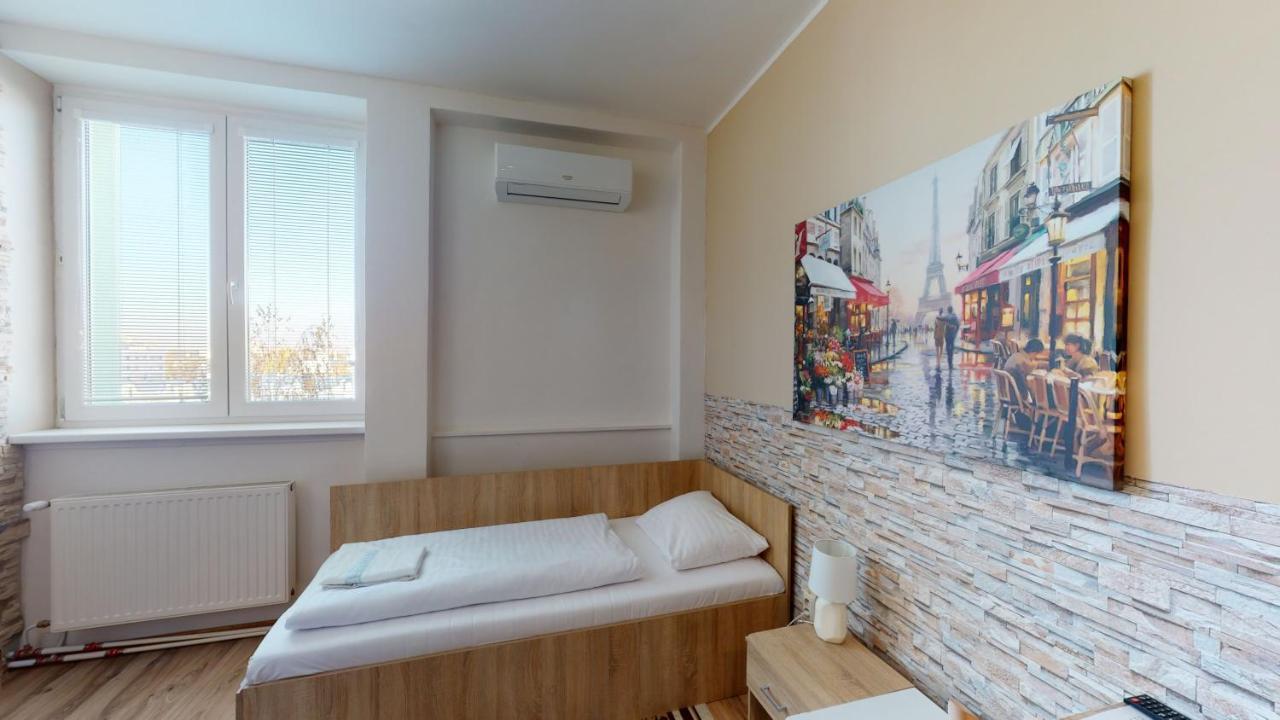 Hotel Hubert Nové Zámky Exteriör bild