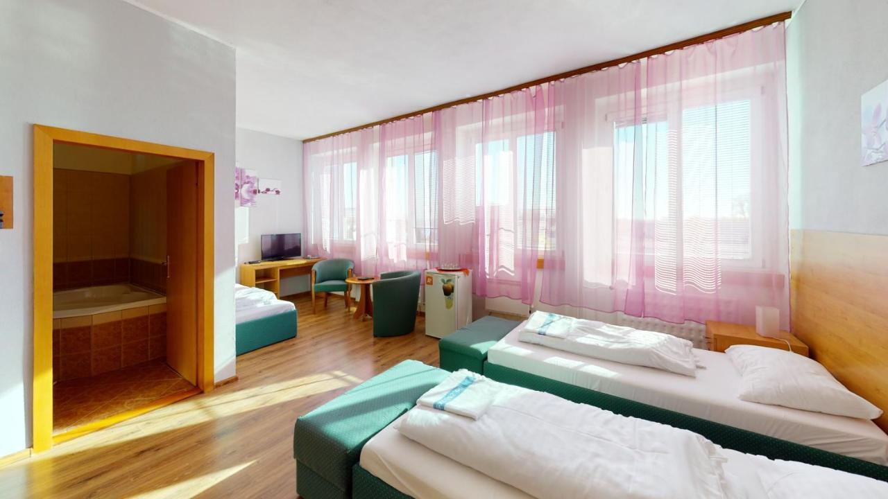 Hotel Hubert Nové Zámky Exteriör bild