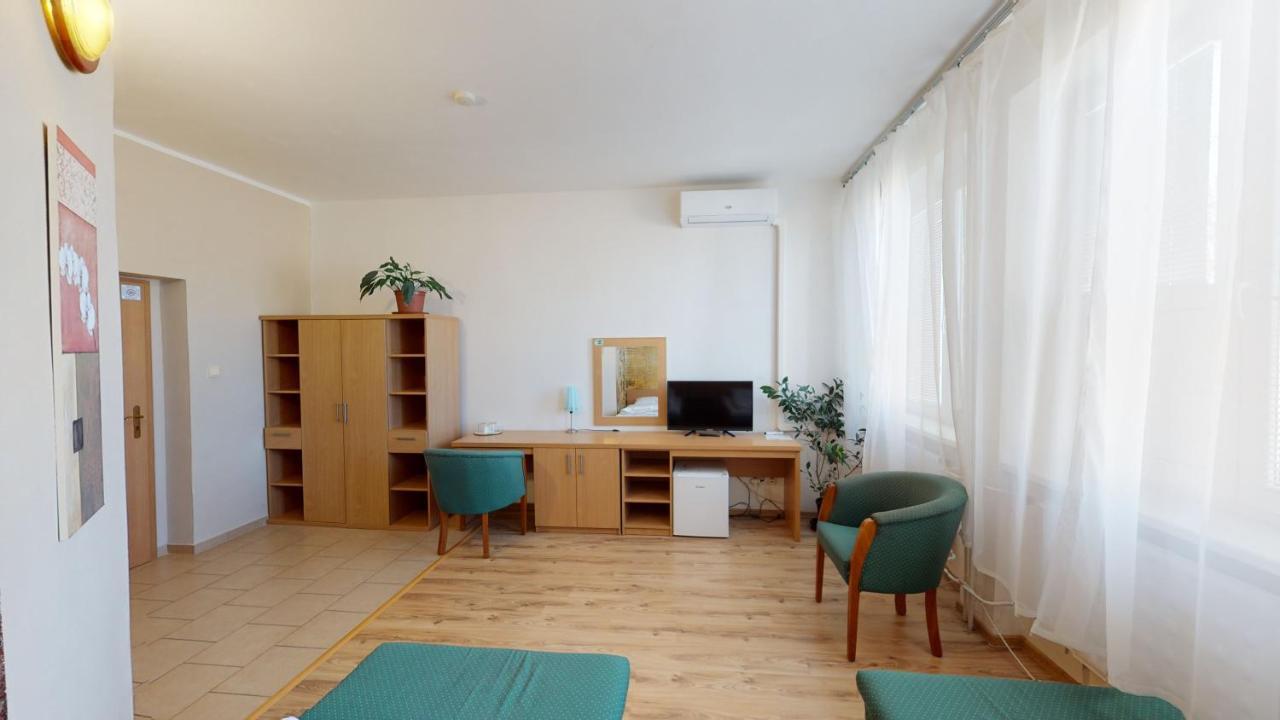 Hotel Hubert Nové Zámky Exteriör bild