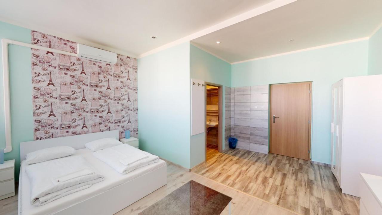 Hotel Hubert Nové Zámky Exteriör bild