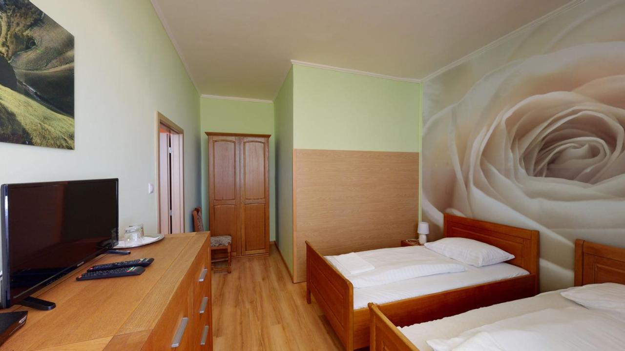 Hotel Hubert Nové Zámky Exteriör bild