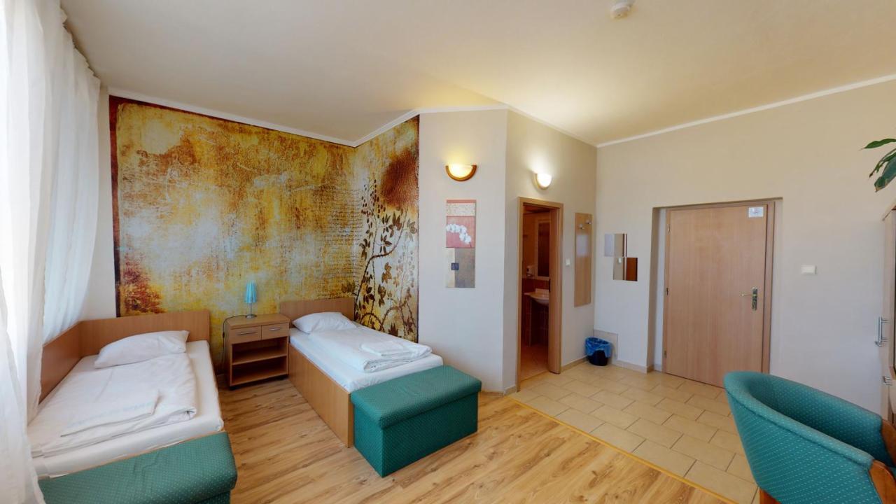 Hotel Hubert Nové Zámky Exteriör bild