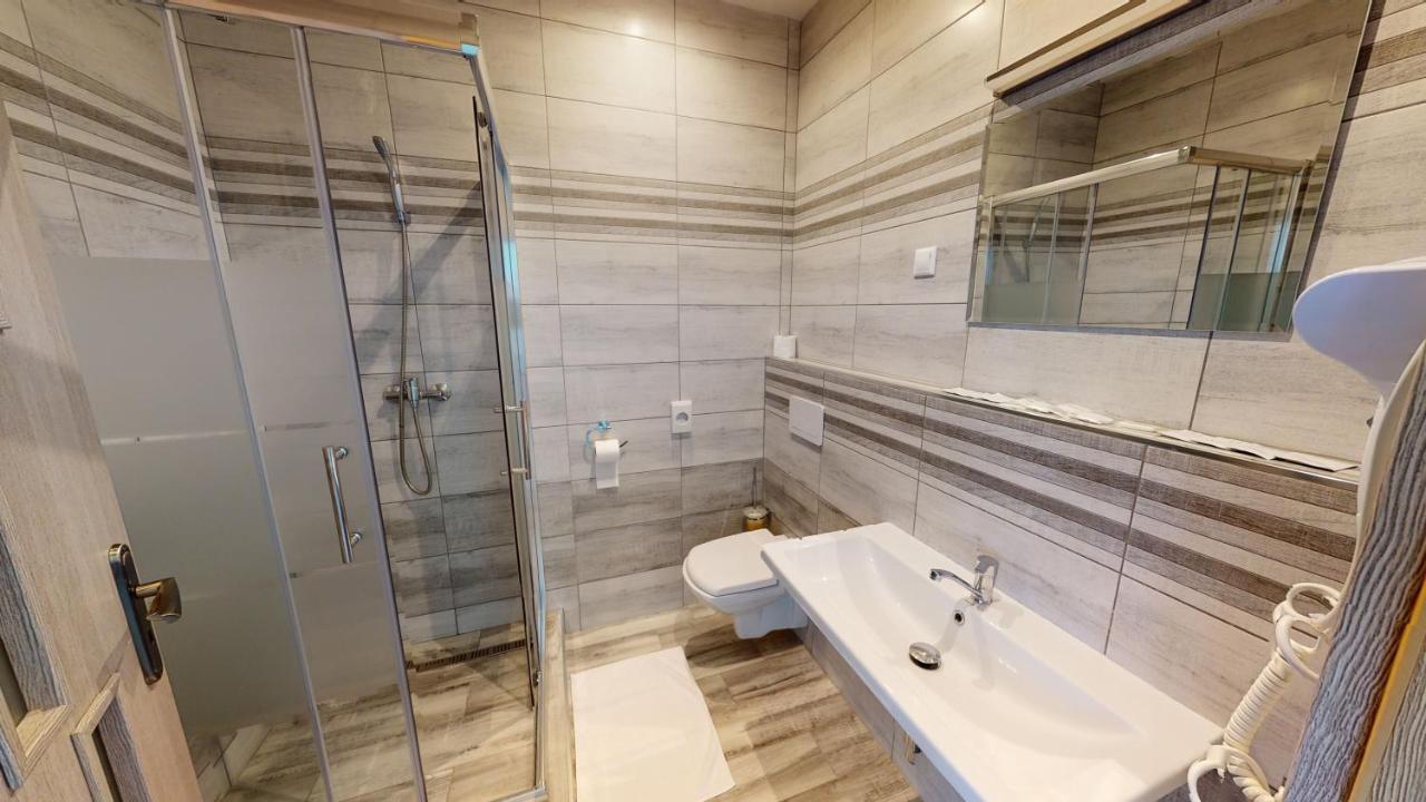 Hotel Hubert Nové Zámky Exteriör bild