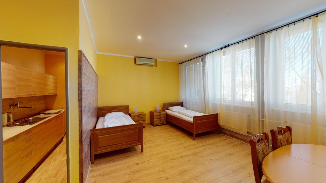 Hotel Hubert Nové Zámky Exteriör bild