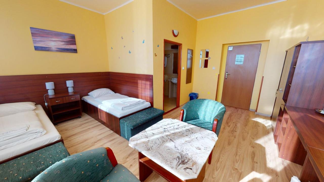 Hotel Hubert Nové Zámky Exteriör bild
