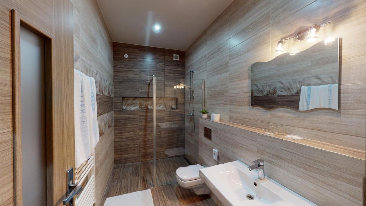 Hotel Hubert Nové Zámky Exteriör bild