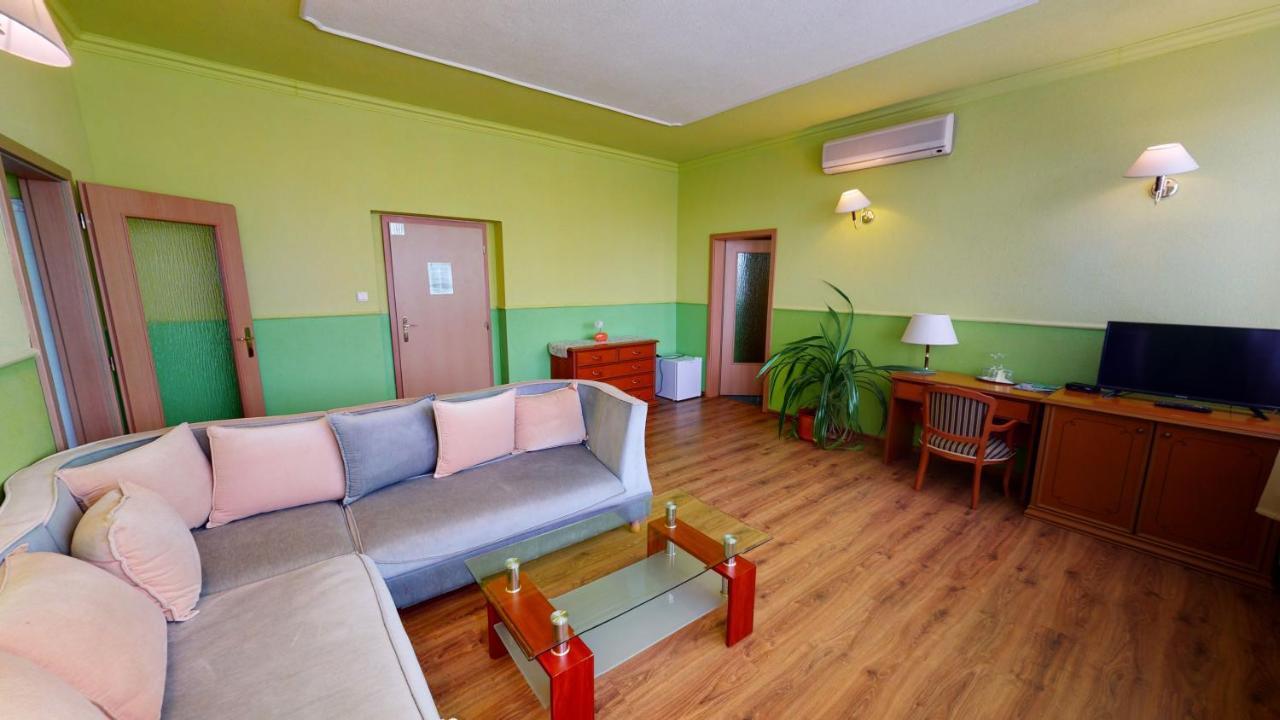 Hotel Hubert Nové Zámky Exteriör bild