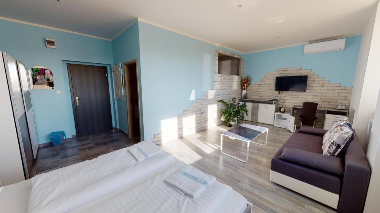 Hotel Hubert Nové Zámky Exteriör bild