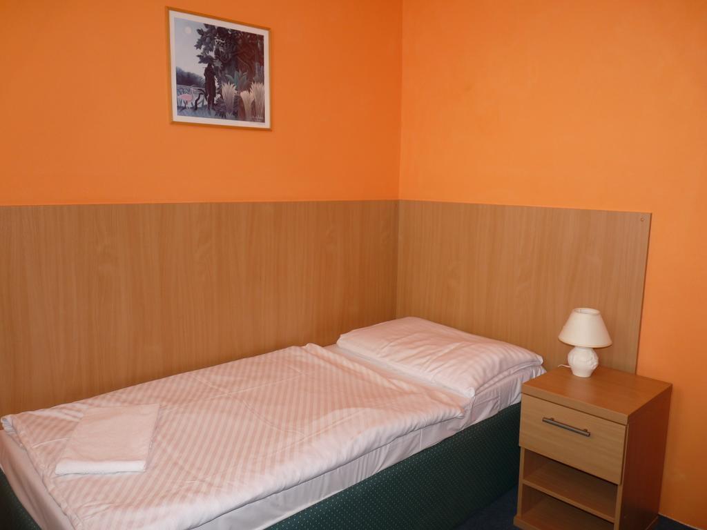 Hotel Hubert Nové Zámky Exteriör bild