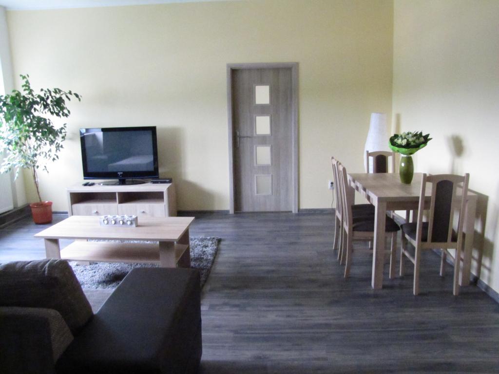 Hotel Hubert Nové Zámky Exteriör bild