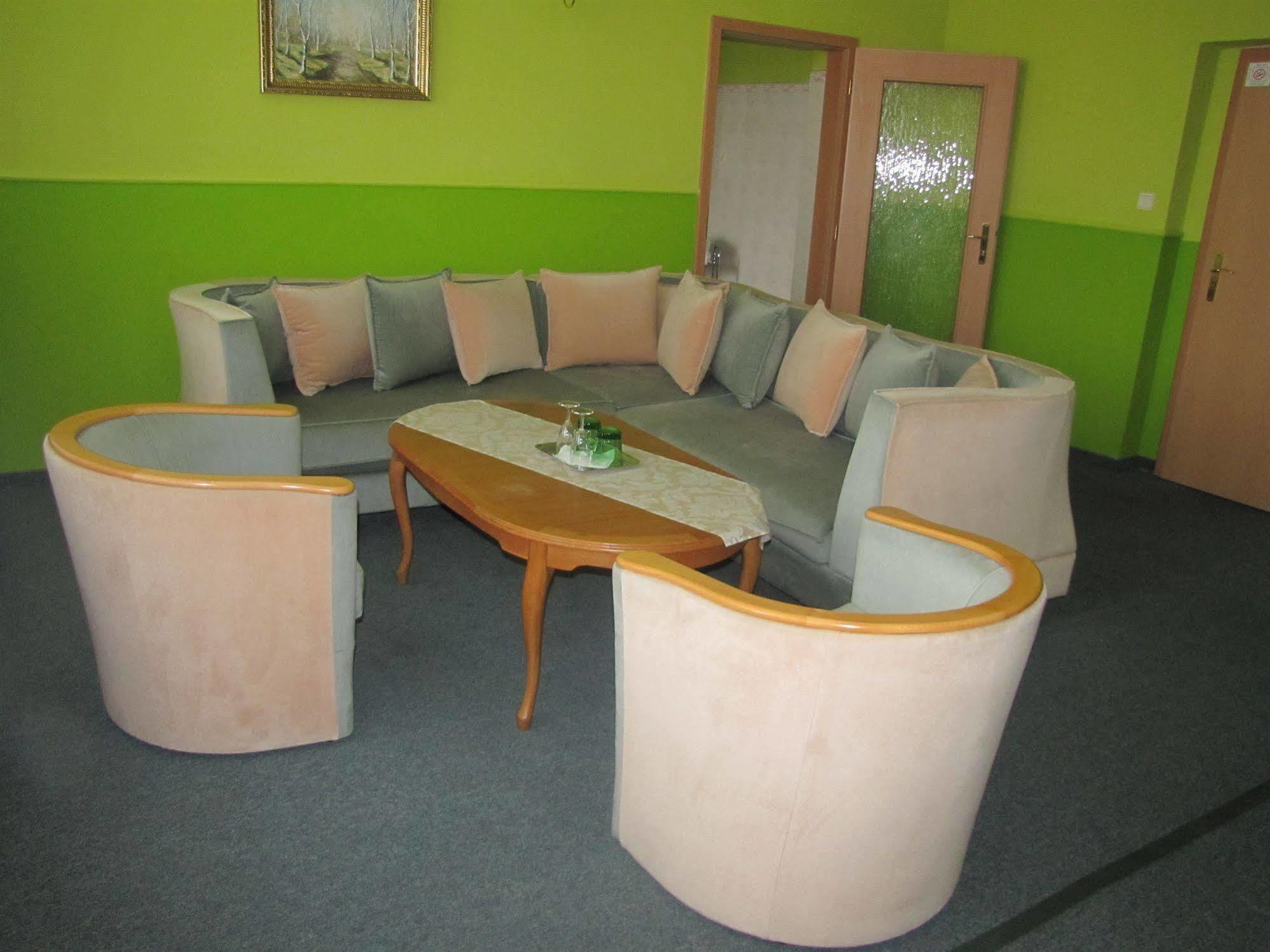 Hotel Hubert Nové Zámky Exteriör bild