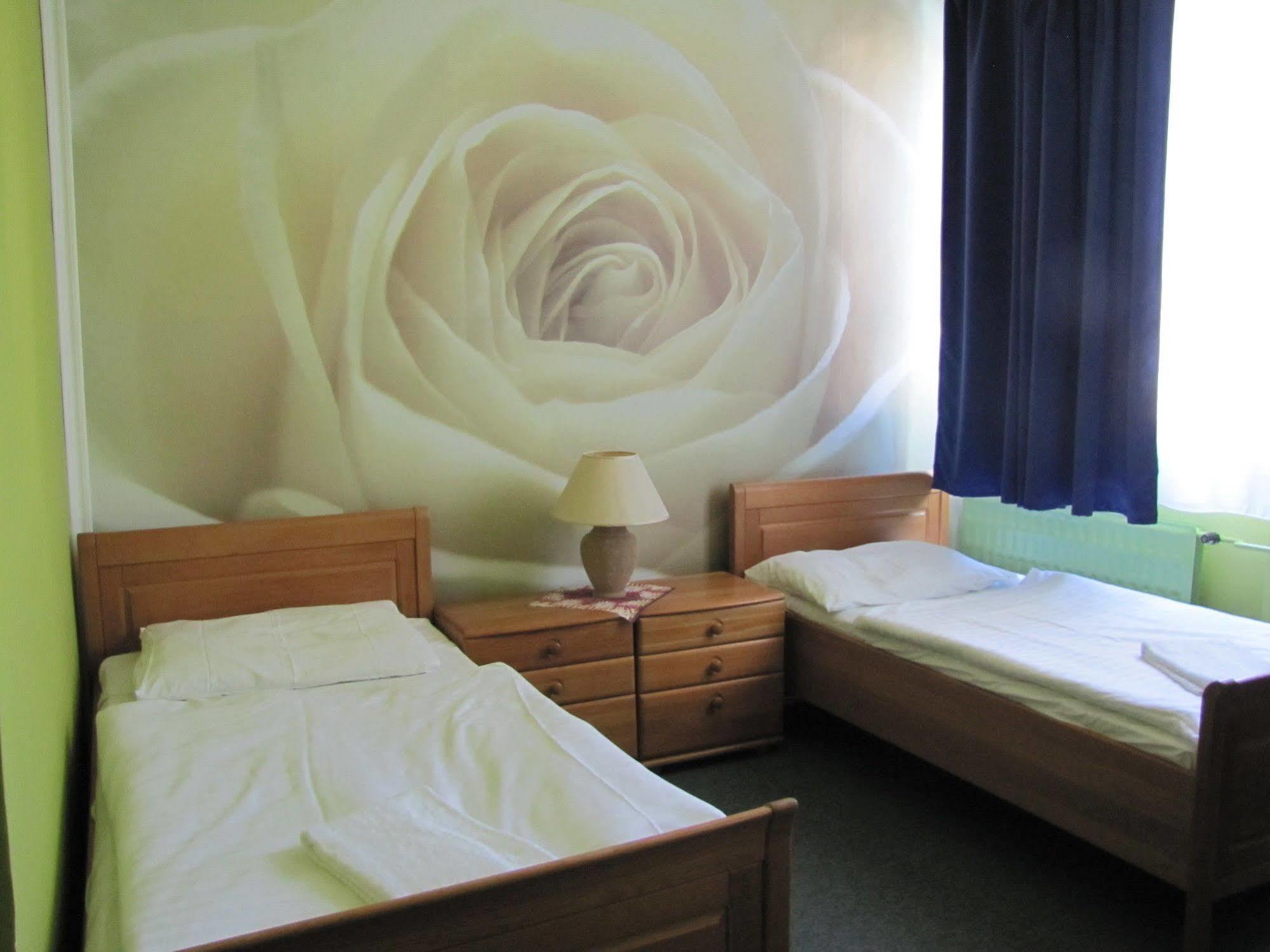 Hotel Hubert Nové Zámky Exteriör bild