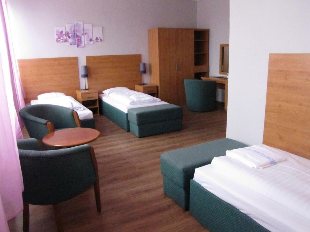 Hotel Hubert Nové Zámky Exteriör bild